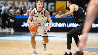 Triers Steven Ashworth gegen Braunschweigs Kaza Kajami-Keane