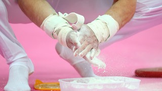 Turner mit Magnesium an der Hand