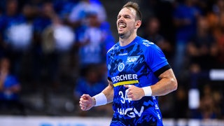 Jubelt Kai Häfner so bald auch wieder in der Nationalmannschaft? In einem Bundesligaspiel freut sich Häfner in einem blauen Trikot des TVB Stuttgart über einen Treffer.