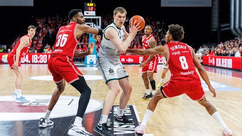 Marten Linßen mit dem Ball gegen Bambergs Ejiofor Onu und Demarcus Demonia.
