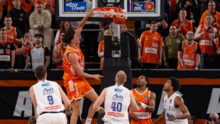 Alec Anigbata erzielt gegen Weißenfels einen Korb per Dunking.