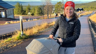 Janina Hettich-Walz beim spazieren mit Kinderwagen