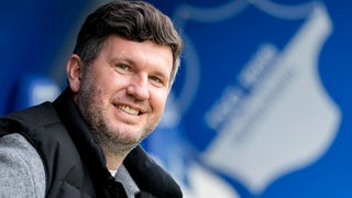 Andreas Schicker (Geschäftsführer Sport) auf der Trainerbank der TSG Hoffenheim