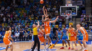 Sprungball in Frankfurt: Im letzten Hauptrundenspiel der Basketball-Bundesliga schlägt ratiopharm Ulm die Frankfurt Skyliners am Ende deutlich.