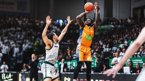 TJ Crockett Jr (Rostock Seawolves) im Zweikampf mit Jordan Roland (Gladiators Trier).