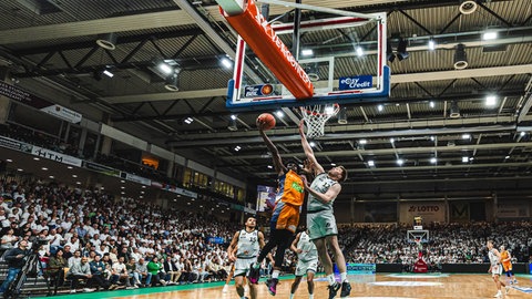 Kassim Nicholson (Rostock Seawolves) im Zweikampf mit Marten Linssen (Gladiators Trier).