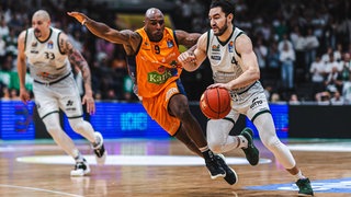 Clayton Guillozet (Gladiators Trier) im Zweikampf mit DeAndre Lansdowne (Rostock Seawolves).