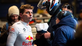 Max Verstappen steht im Fahrerlager des Nürburgrings