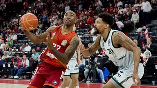 Münchens Mike Isiaha gegen Triers Urlad King