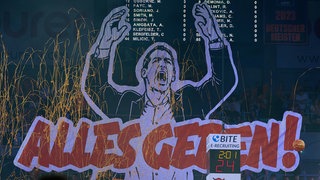 Alles geben - eine gewaltige Choreo und Aufforderung der Ulmer Fans mit einem Abbild von Trainer Ty Harrelson