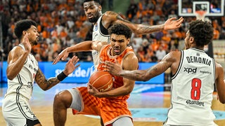 Der Ulmer Aufbauspieler Mark Smith kämpft sich durch die Bamberger Abwehr.