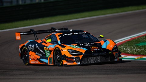 Rennfahrer Finn Gehrsitz mit seinem Auto in einem Endurance Rennen