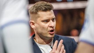 Adam Swaczyna gibt bei einem Spiel Anweisungen