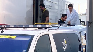 Florian Lipowitz (re.) verlässt nach seinem Sturz den Medical Truck