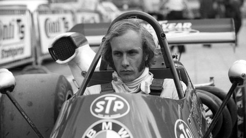Hans-Joachim Stuck beim internationalen ADAC Eifelrennen 1973 auf dem Nürburgring in seinem Rennwagen.