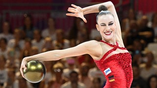 Darja Varfolomeev bei der RSG-WM in Frankfurt mit dem Ball