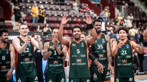 Die Gladiators Trier nach dem Sieg gegen Ludwisgburg in der Basketball-Bundesliga feiern mit den Fans.