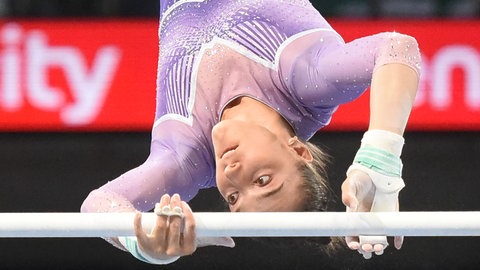Helen Kevric am Stufenbarren