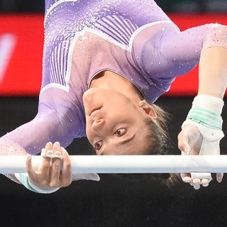 Helen Kevric am Stufenbarren