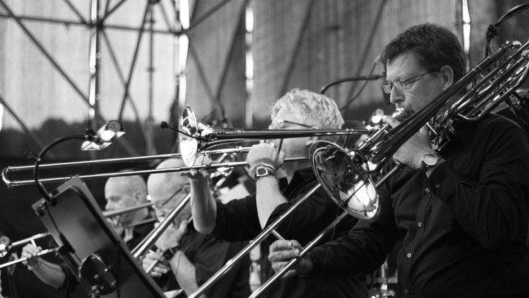Posaune und Schlagzeugsection der SWR Big Band auf der Bühne