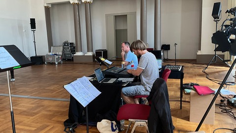 Die SWR Experimentalstudio Klangregisseure Maurice Oeser und Michael Acker bei den Darmstädter Ferienkursen.