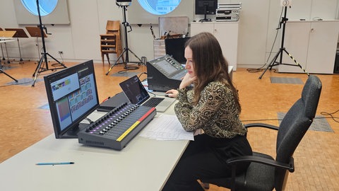 Elena Rykova arbeitet an der Elektronik zu ihrem neuen Werk.