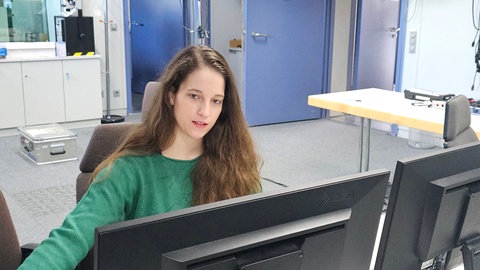 Die derzeitige Volontärin im SWR Experimentalstudio: Elena Ralli.