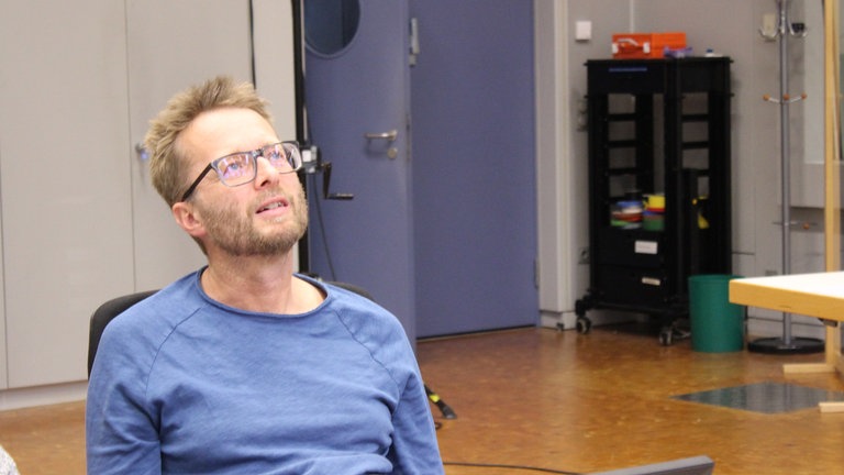 Johannes Maria Staud hört konzentriert aufgenommenen Klängen zu