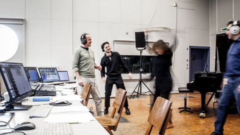 Frau mit Geige wirbelt durch das Studio.