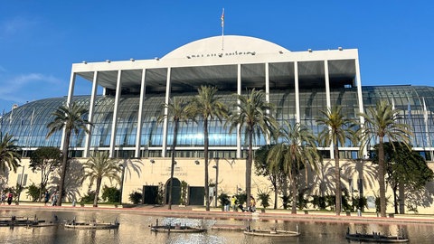Großes Haus mir Glaskuppel vor blauem Himmel
