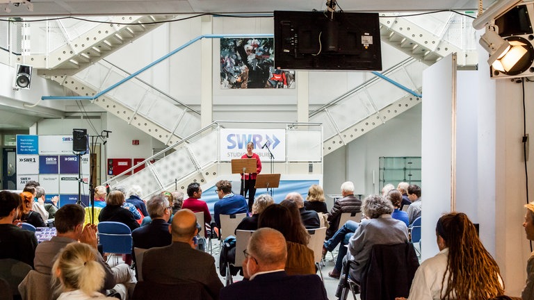 Lydia Jeschke führt im Vortrag in die Thematik "Luigi Nono im SWR Experimentalstudio" ein.
