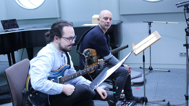 Die Gitarristen Ruben Mattia Santorsa und Adrian Pereyra