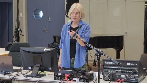 Komponistin Hanna Hartman im SWR Experimentalstudio bei Klangversuchen für ihre Uraufführung bei den Donaueschinger Musiktagen 2025.
