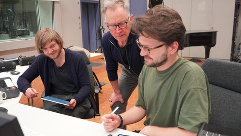 Maurice Oeser (Klangregie), Komponist Mike Svoboda, Daniel Miska (Klangregie) bei letzten Arbeiten zur Oper "Adam und Eva" im SWR Experimentalstudio.