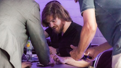Klangregisseur und Musikinformatiker Maurice Oeser vom SWR Experimentalstudio gibt Hilfestellungen beim Einrichten der Handys.