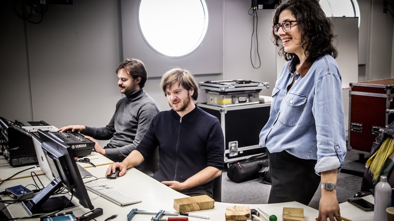 Johannes Burgert (Praktikant), Maurice Oeser (Experimentalstudio-Klangregisseur) und die Komponistin Bushra El-Turk.