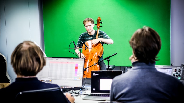 Der Cellist Lionel Martin bei Klangversuchen in SWR Experimentalstudio.
