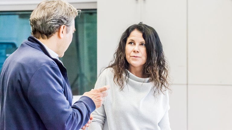 Joachim Haas, Leiter des SWR Exeperimentalstudios, im Gespräch mit Komponistin Agata Zubel.