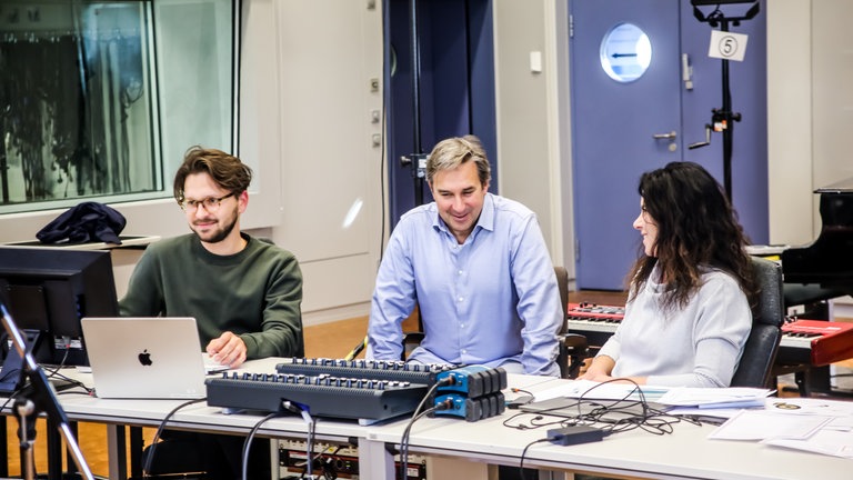 Daniel Miska (Klangregisseur), Joachim Haas (Leiter des SWR Experimentalstudios) und komponistin Agata Zubel im Gespräch.