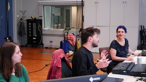 Chaya Czernowin (re.) bei der Probe für die Wittener Tage neuer Kammermusik mit Elena Ralli (li.) und Daniel Miska (Mitte).