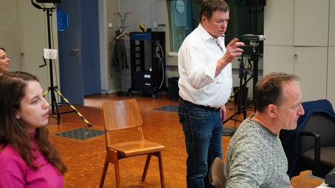 Der Komponist Günter Steinke bei Proben im SWR Experimentalstudio.