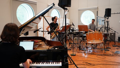 Das Trio Abstrakt bei der Probe im Experimentalstudio zu der Uraufführung von Günter Steinkes "Voltage".