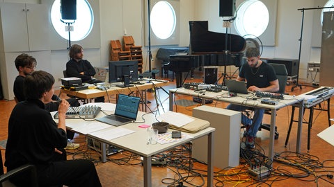 Jug Marković und Thea Soti arbeiten im SWR Experimentalstudio an dem Stück "Trashold".