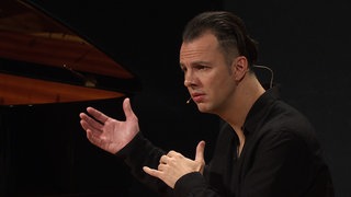 Currentzis dirigiert im Sitzen