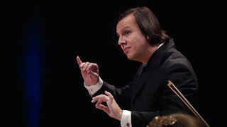Teodor Currentzis dirigiert