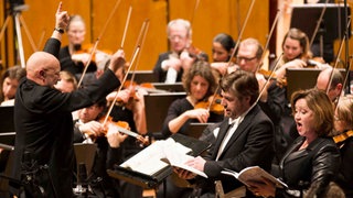Dennis Russell Davies dirigiert das SWR Symphonieorchester