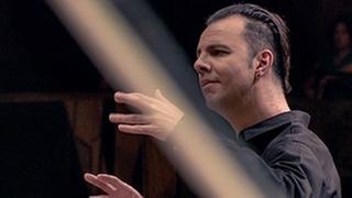 Teodor Currentzis dirigiert