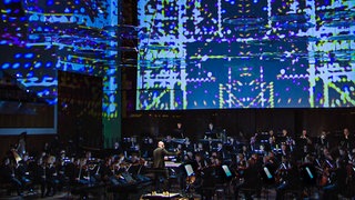 Das SWR Symphonieorchester spielt vor Lichtprojektionen im Konzerthaus Freiburg