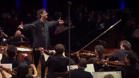 Teodor Currentzis dirigiert