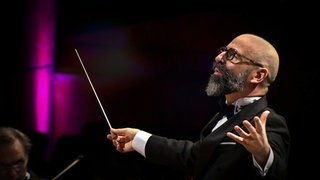 Pierre Bleuse dirigiert das SWR Symphonieorchester